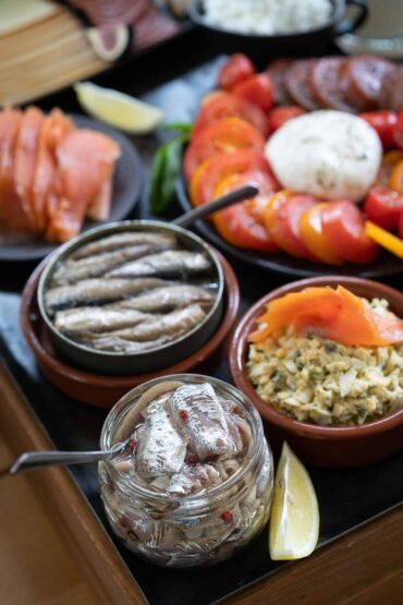 old hapsal hotel hommikusöögilaud kalatooted